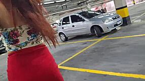 Жена без трусов светит в общественном рынке на всех