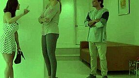 Quer ver a madrasta chique sendo fodida com força no sofá?