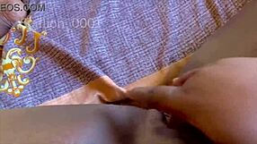 Смотри, как я ласкаю свою тугую попку до оргазма