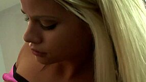 Latinska najstnica babe šiba kurca svojega pastorka v divji rolni igri POV sceni.