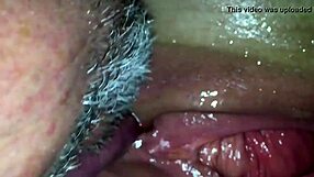 Wow, sledujte tuhle zralou stříkačku explodovat v domácí akci! Neuvěřitelná intenzita!