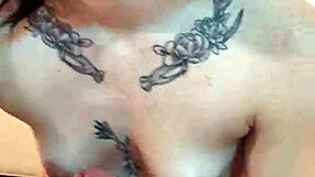 Видели татуированную миниатюрную 18+ девчонку, мастерски сосущую хуй в POV?