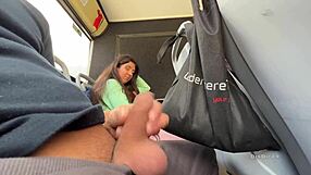 Wah, Cewek Asing Kocokin dan Hisap Aku di Bus Ramai!