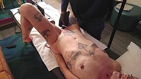 这深喉妹子在狂野性爱机器上为何高潮爆发？