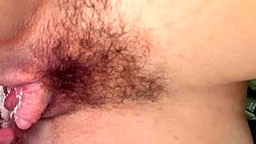 อาบน้ำให้หม�าด้วยสายยางในวันร้อนๆ มันเปียกโชกไปหมด