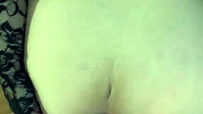 صديقتي منحنية على الكرسي، كسها الرطب يُضرب بعضو عملاق في منظور شخصي