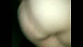 هل هذه زوجة ميلف ترقص في بيكيني ثونغ؟