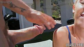 Rubia caliente prueba sexo anal al aire libre con un amigo en video casero