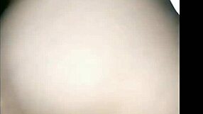 هل هذه زوجة ميلف ترقص في بيكيني ثونغ؟