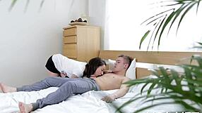 Γοητευτική καστανή Ιζί δοκιμάζει πούτσα με δάχτυλα και καβάλα σεξ.