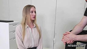 邪恶小猫被拖到肛门庇护所接受残酷治疗，严苛嘴对屁股惩罚等着她