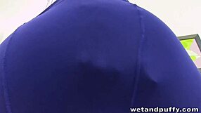 Dulce dama en pantimedias ansía diversión meando