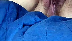 Толстая шлюха-жена получает жесткий фистинг. Волосатая киска крупным планом растягивается с мощным сквиртом.