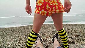 Dzikia Latynoska uwodzi ekshibicjonistę na plaży nad morzem