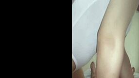 Sem tako navdušen nad to vročo azijsko punco, ki razkazuje svoje velike naravne joške