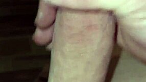 Jeu de précum qui finit en éjac explosive en gros plan avec une grosse bite
