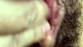 Laut lachendes Close-Up pulsierender Pussy-Orgasmus mit 18+