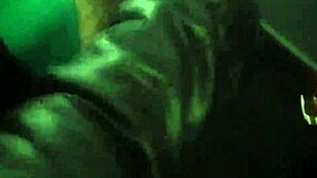 पब्लिक बस पर रिस्की ब्लोजॉब एडवेंचर - लगभग कैच हुई