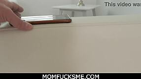 MomFucksMe - kurva pastoručica Ashley Wolf duboko grli pastorčeta da ga ućutka posle divljeg jebanja