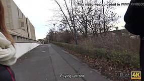 Wow, pozri, ako Jenifer Red šuká za peniaze, kým on pozerá!