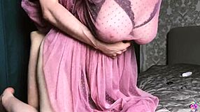 ¡Estoy flipando! Mi esposa caliente engaña con la polla gigante de un desconocido al lado