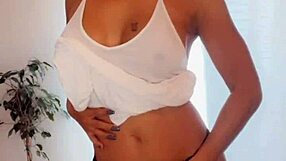 Yenniferpink does striptease for fans, showing big tits and ass 😍