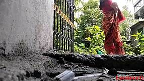 Esposa de vila local fica selvagem na foda ao ar livre na floresta