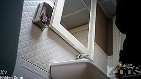 Ukryta kamera łapie sekretną masturbację w toalecie w zatłoczonym barze