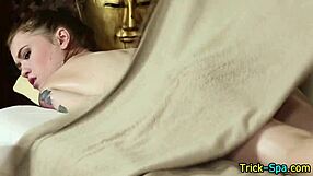 Złapałem tę amatorską laskę na masażu pleców na ukrytej kamerze