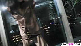 대학 파티에서 젊은 레즈비언 그룹 핑거링