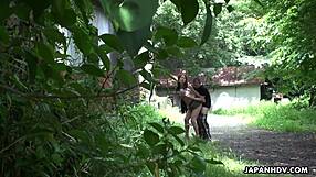 Yolda Klitorisini Ovuşturuyor Çok Cesur ve Islak 😜