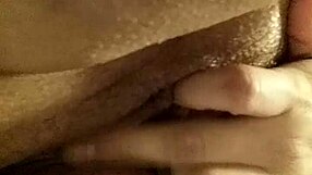 Her pussy gets close-up masturbation fun!