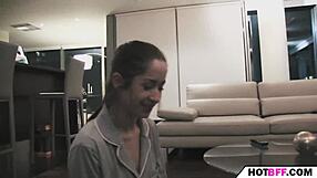 대학 파티에서 젊은 레즈비언 그룹 핑거링