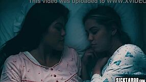 שתי מאמינות, לטינה עם תחת גדול אלינה לופז ואסייתית סקסית בת 18+ קנדרה ספייד, חולקות אחר צהריים רגוע יחד