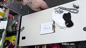 Természetes 18+ csaj megbaszva rúzstól lopásért irodában