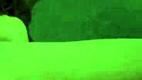 Vörös hajú thai ladyboy csábít bimbókkal szűk farmer rövidnadrágban