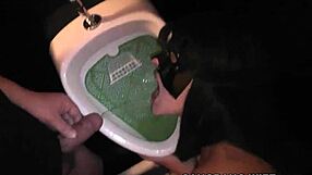 เมียมิลฟ์โดนกลุ่มผู้ชายฉี่ในแก๊งแบงค์สาธารณะ