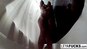 ليا فالكون تسجل نفسها تلعب بكسها في جلسة دش ساخنة