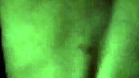 gemendo alto enquanto toma tapa no escuro com latina