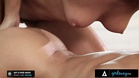 Adriana Chechik in Megan Rain škropita divje v jogi!