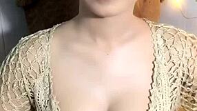 I lvoe lettin horny guys stare at my big tits