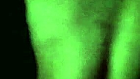 gemendo alto enquanto toma tapa no escuro com latina