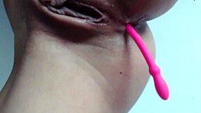 Chica cam experimenta placer intenso de squirting con tres dedos en sesión solo