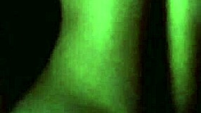 gemendo alto enquanto toma tapa no escuro com latina