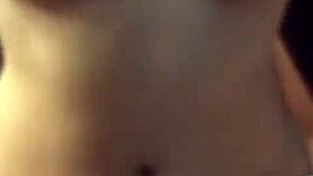 สาวจีนน่ารักแสดงร่างกายสมบูรณ์