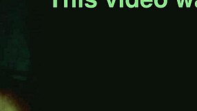 gemendo alto enquanto toma tapa no escuro com latina