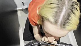 Hej, drsné šukání s náhodnou holkou na veřejné záchodě za prachy.