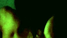 gemendo alto enquanto toma tapa no escuro com latina