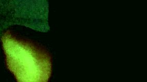 gemendo alto enquanto toma tapa no escuro com latina