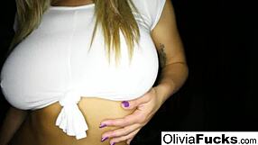 أوليفيا الجذابة جداً تغازل في مشهد الدش